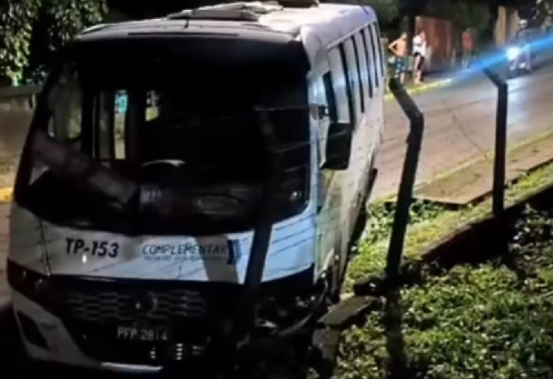 Micro-ônibus complementar colide com muro em Jaboatão; não há vítimas