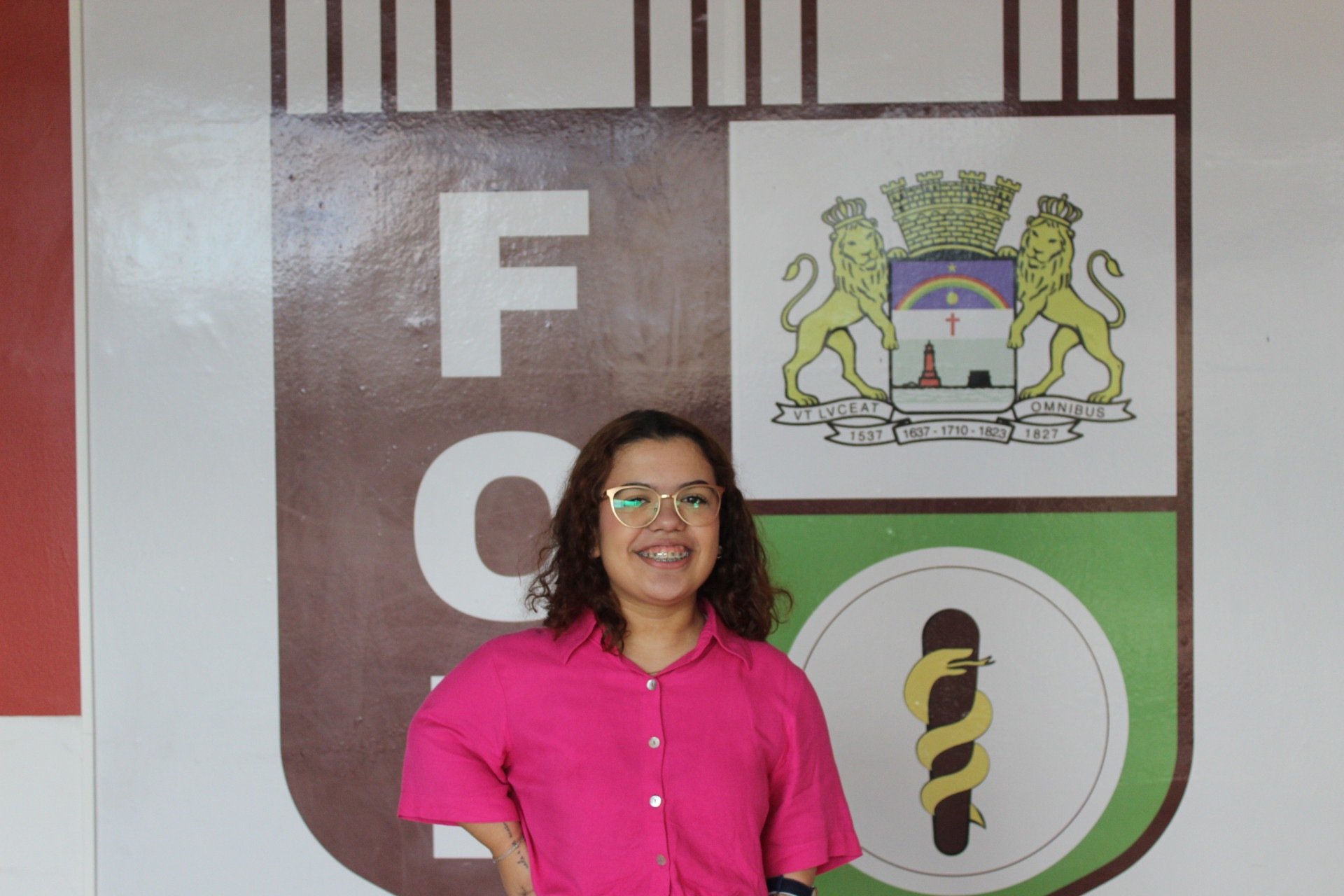 Estudante de odontologia quebra barreiras e desafia o preconceito contra o nanismo no Brasil