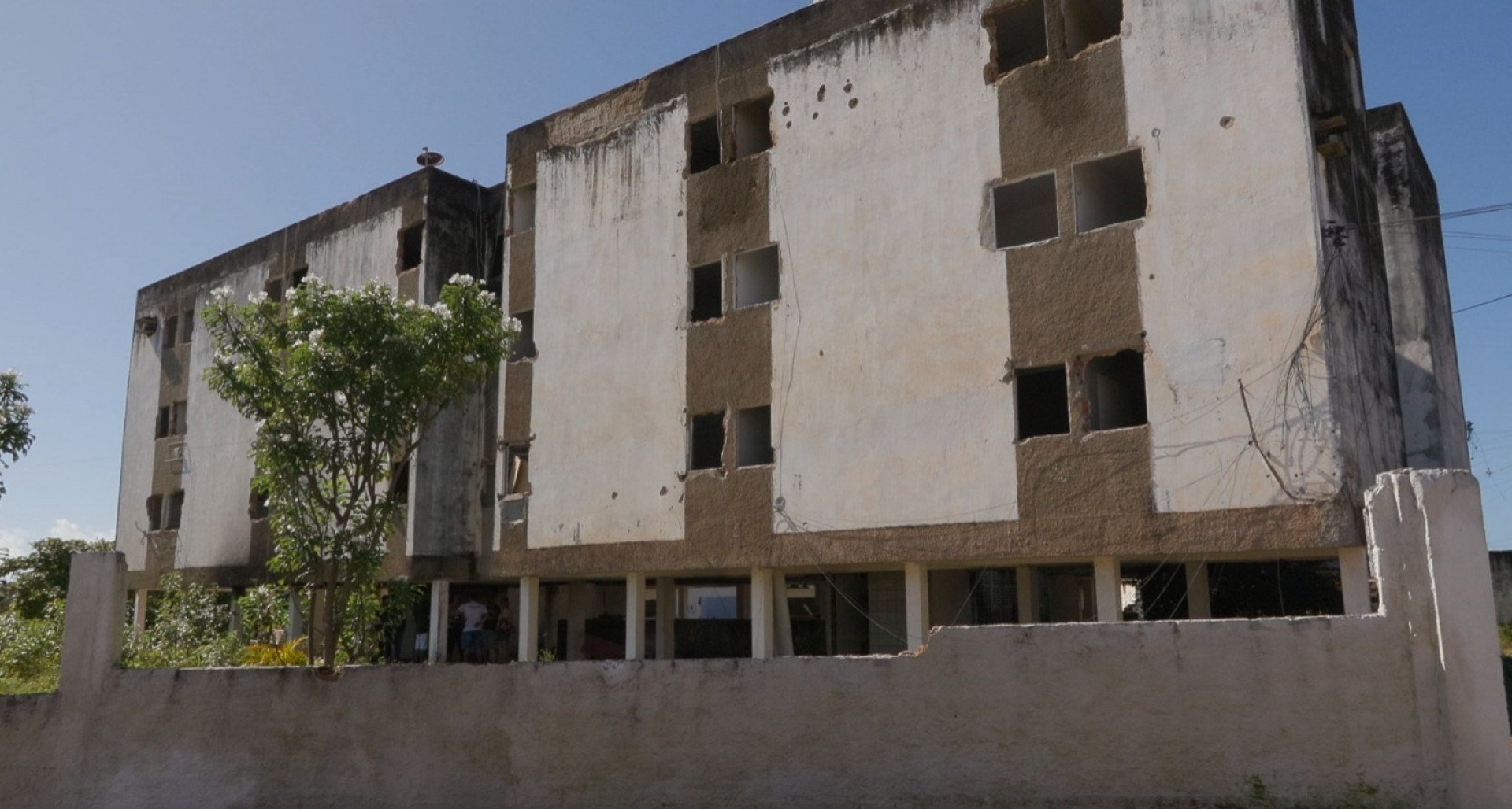 Moradores deixam habitacional em Olinda sob invasões e saques; local foi interditado por risco de desabamento