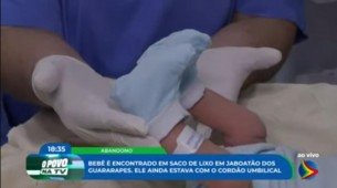 Imagem de pé de bebê encontrado em saco de lixo em Jaboatão dos Guararapes