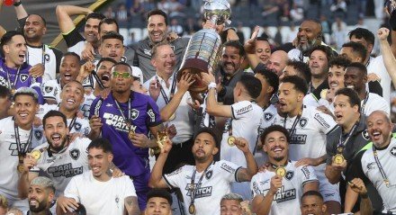 O volante atuou em 30 jogos como profissional do Botafogo, marcou quatro gols e conquistou títulos importantes, como a Libertadores e o Campeonato Brasileiro