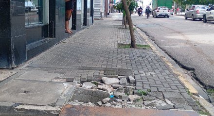 Calçada do cinema São Luiz deteriorada
