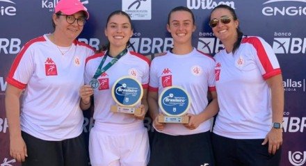 Atletas do Clube Athlético Paulistano, acompanhadas por Marina Danzini, coordenadora das equipes femininas da Carlos Omaki Tênis