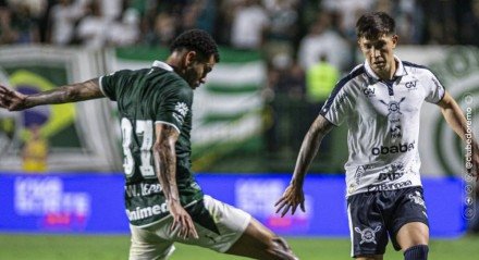 Disputa de bola entre jogadores de Remo e Goiás na Série B 2025