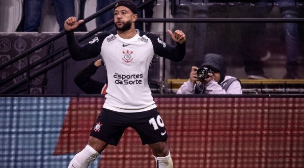 Depay celebra gol pelo Corinthians contra o Palmeiras