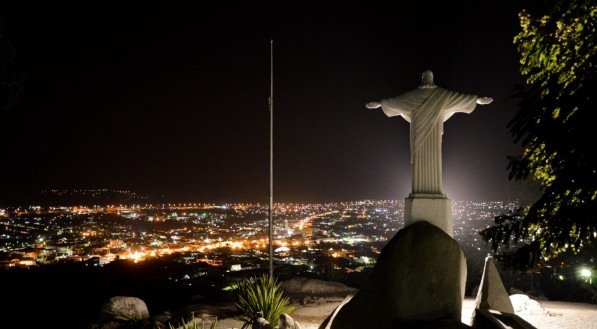 O Alto do Cruzeiro oferece vista privilegiada da cidade e das serras próximas