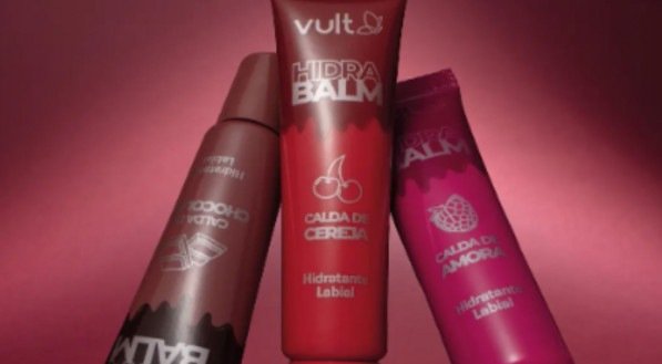 Vult lança balms com brilho intenso e muita hidratação nos sabores cereja, amora e chocolate.