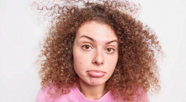 Mulher com cabelo com frizz