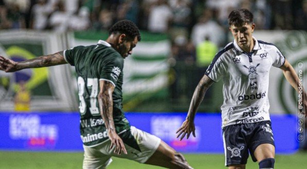 Disputa de bola entre jogadores de Remo e Goiás na Série B 2025