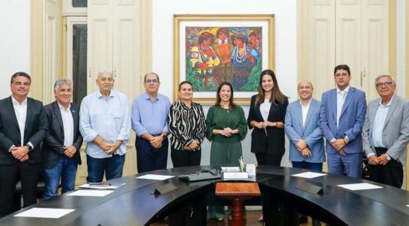 A governadora Raquel Lyra (PSD), se reuniu na terça-feira (29), com oito prefeitos da RMR que integram sua base política