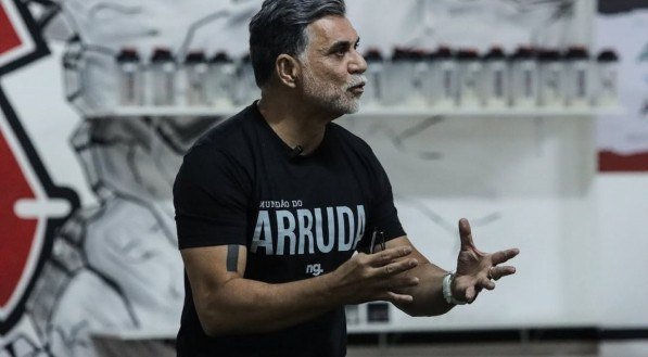 Ricardo Rocha concede palestra ao elenco do Santa Cruz