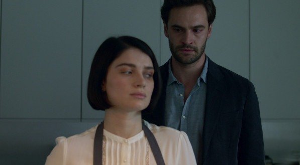 Eve Hewson e Tom Bateman estrelam Behind Her Eye