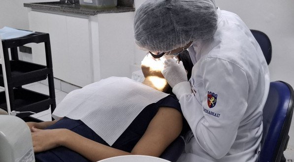 Alunos de odontologia prestam atendimento à população de forma supervisionada
