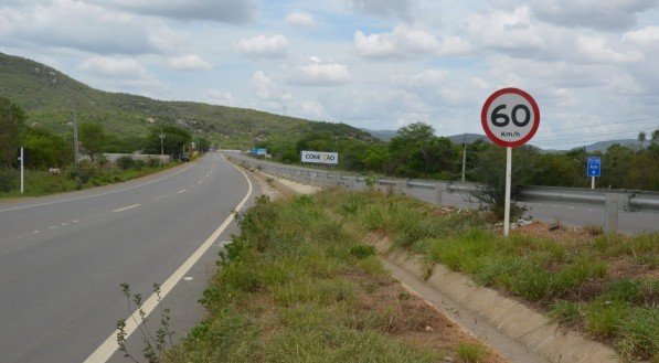 Imagem de rodovia PE-160, que será restaurada através do programa PE na Estrada