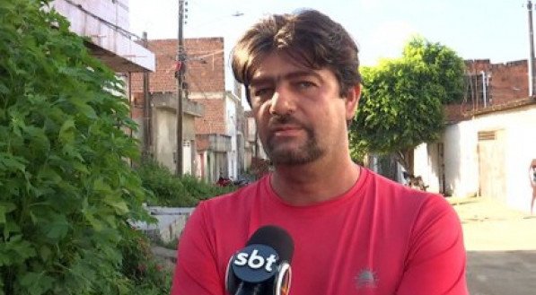 moradores da rua Doutora Maria Rita exigem calçamento prometido por políticos há décadas