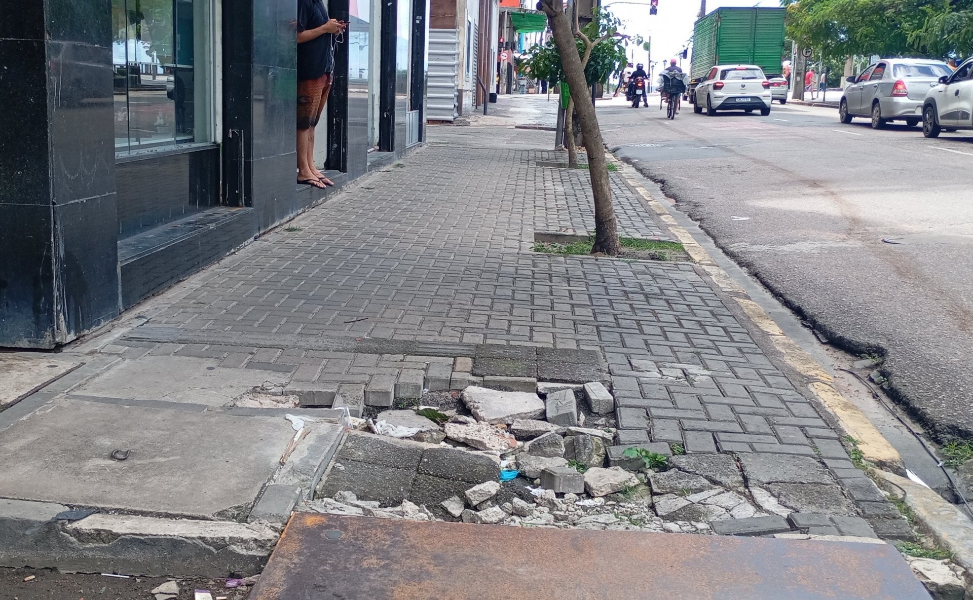 Voz do Leitor, 01/08: Calçada do cinema São Luiz deteriorada