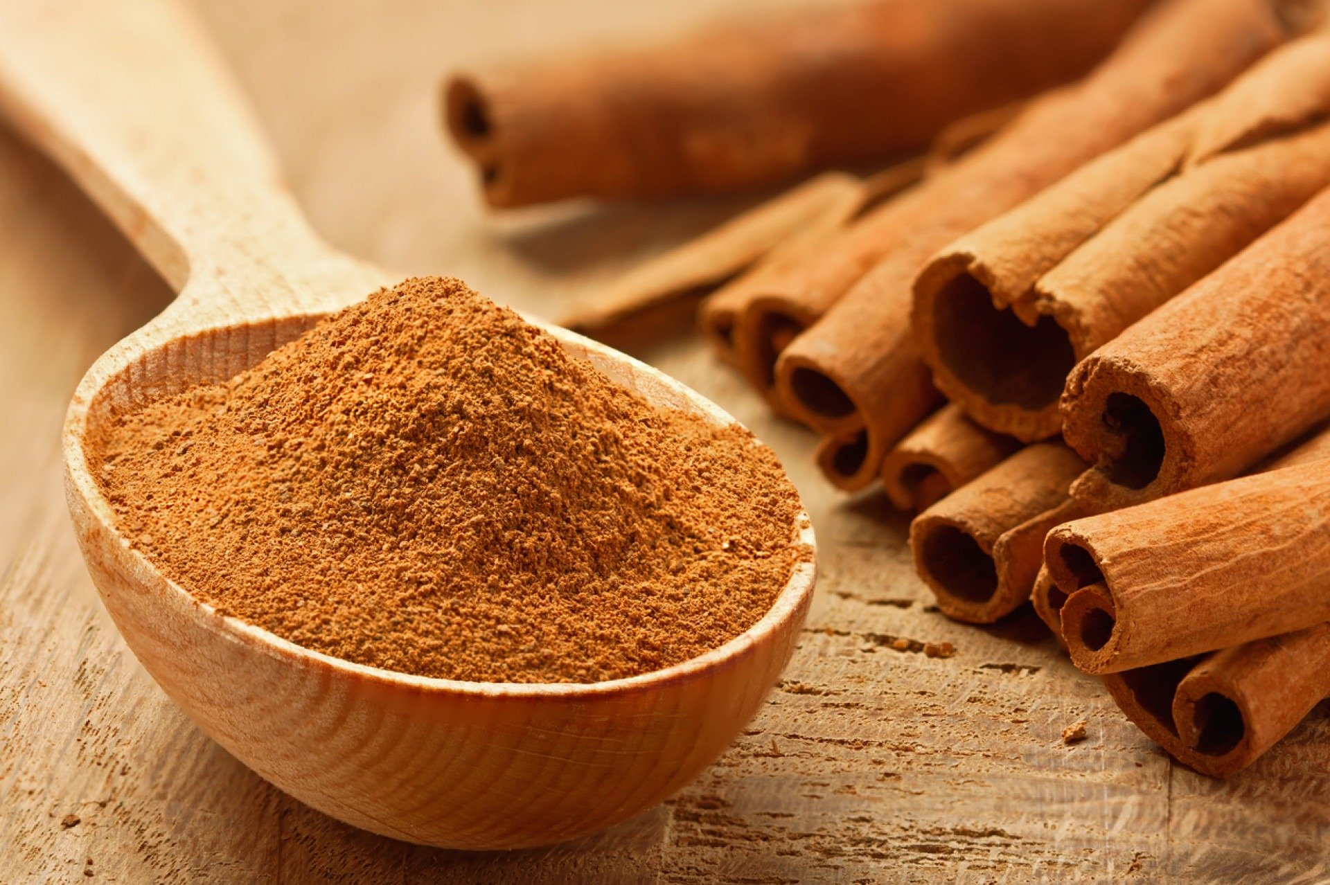 Simpatia com canela soprada na porta atrai dinheiro inesperado em até 3 dias