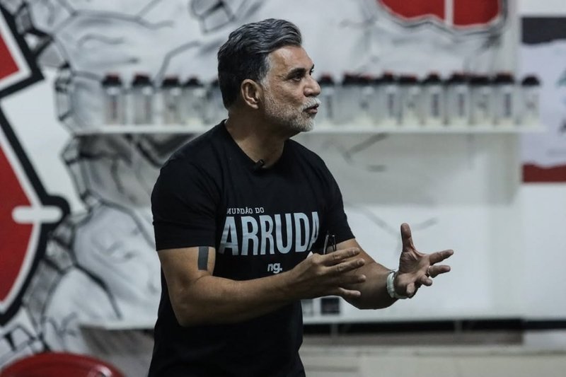 Ricardo Rocha concede palestra ao elenco do Santa Cruz