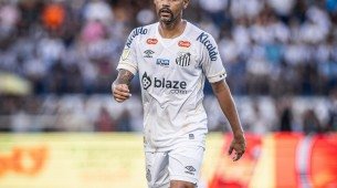Aderlan com a camisa do Santos