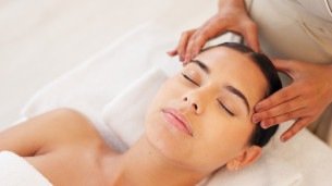 Massagem no couro cabeludo.