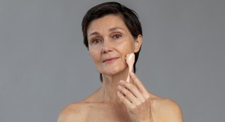 Imagem ilustrativa de mulher com mais de 40 anos cuidando da beleza