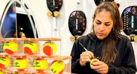 A cidade de Indaiatuba (SP) foi palco de um dos momentos mais emblemáticos do beach tennis nacional na última semana. Em um evento que reuniu fãs do esporte, imprensa e marcas parceiras, a Arena Deco Beach e Beach Store lançaram oficialmente a raquete “Simply a Legend”, assinada por Samantha Barijan ,primeira brasileira a alcançar o [&#8230;]