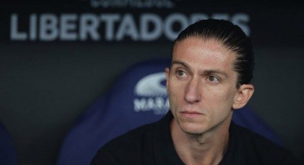 Flamengo tem domínio ofensivo da partida, mas é superado em lance de erro na saída de bola.
