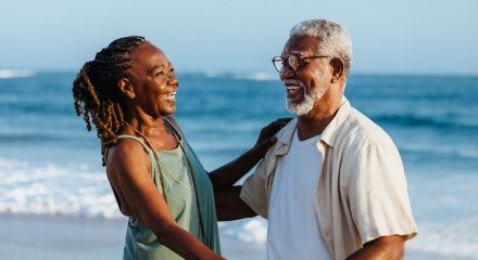 Imagem de um casal feliz na praia