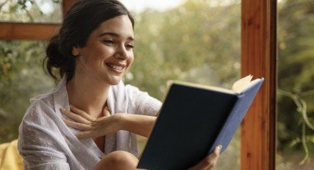 Imagem ilustrativa de mulher lendo um livro