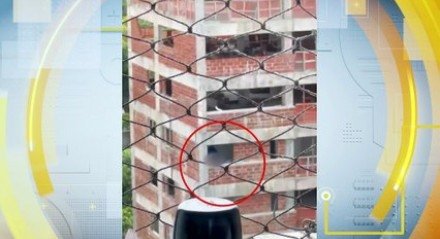 Mulher registra importunação sexual de trabalhador de obra em frente ao seu apartamento