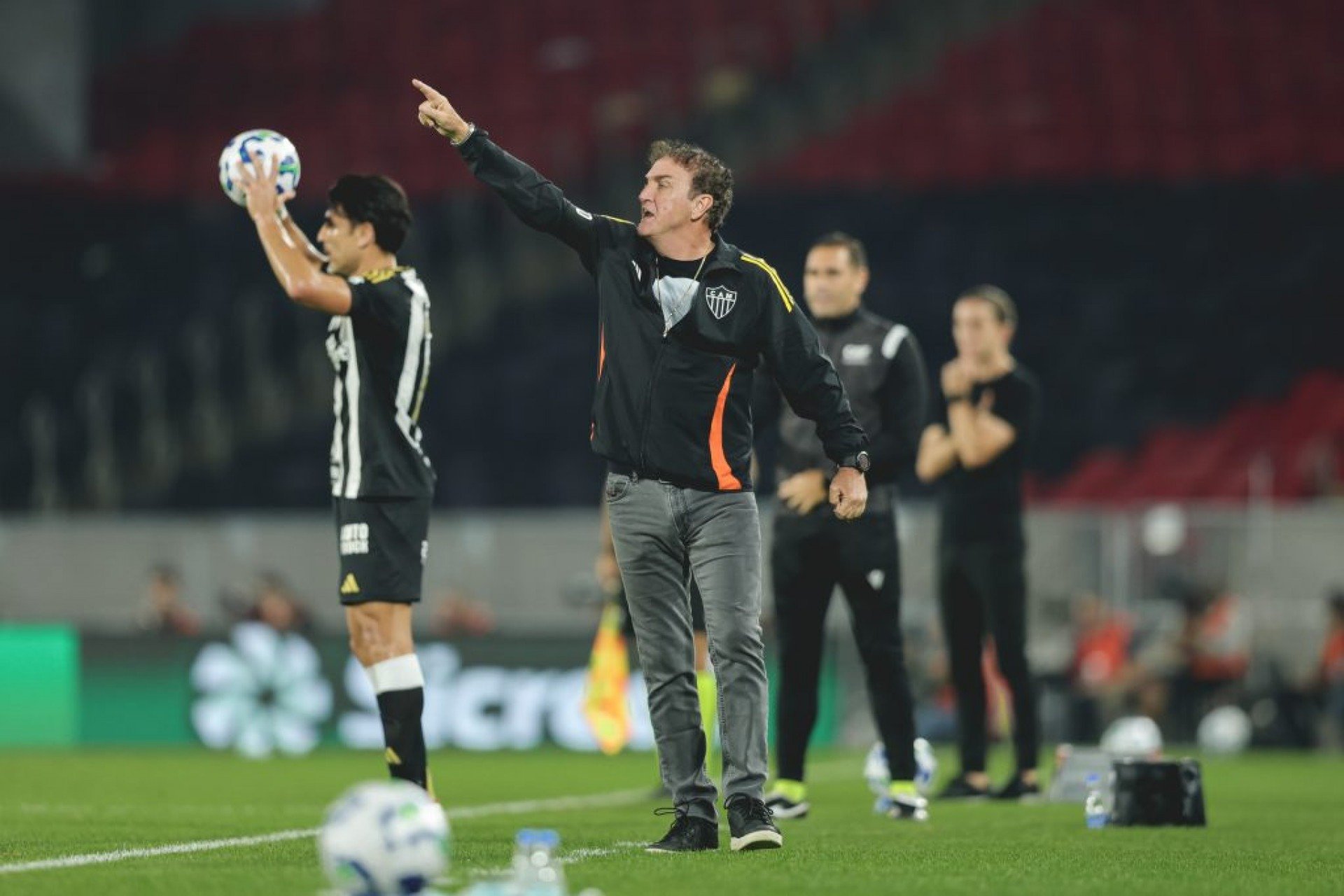 Cuca enaltece retomada do orgulho do Atlético-MG contra o Flamengo: “Pode vir um vento a favor”