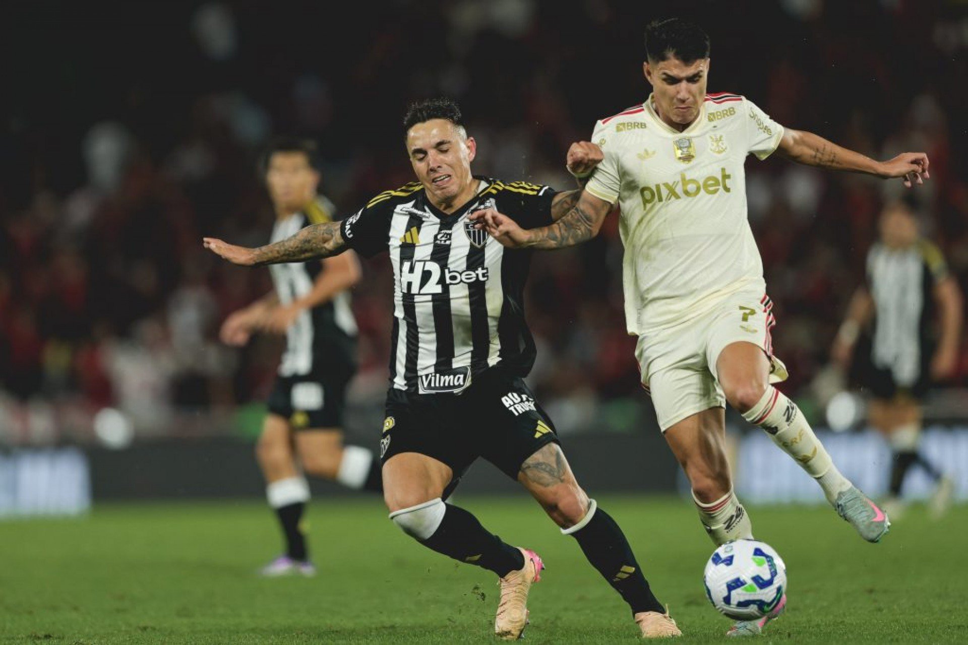 Na raça, Galo vence o Flamengo no Maracanã
