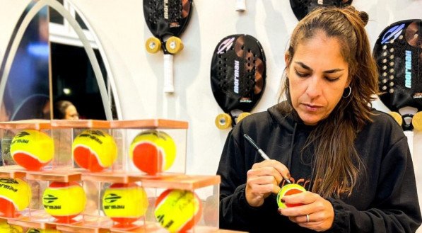 A cidade de Indaiatuba (SP) foi palco de um dos momentos mais emblemáticos do beach tennis nacional na última semana. Em um evento que reuniu fãs do esporte, imprensa e marcas parceiras, a Arena Deco Beach e Beach Store lançaram oficialmente a raquete “Simply a Legend”, assinada por Samantha Barijan ,primeira brasileira a alcançar o [&amp;#8230;]