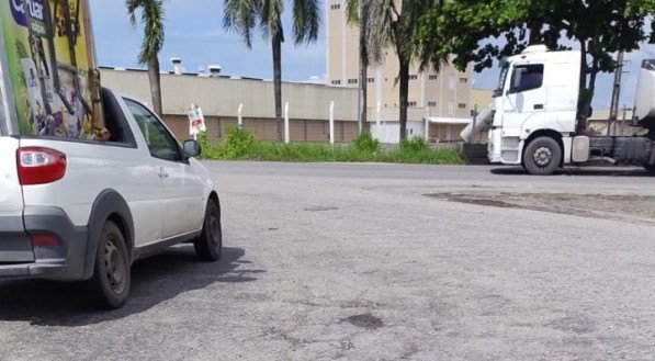 Enorme buraco na BR-101 Sul
