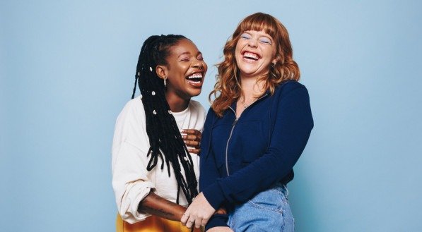 Imagem ilustrativa de duas amigas felizes!