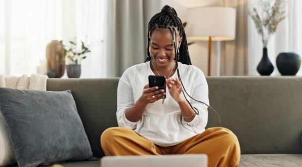 Imagem de uma mulher segurando celular