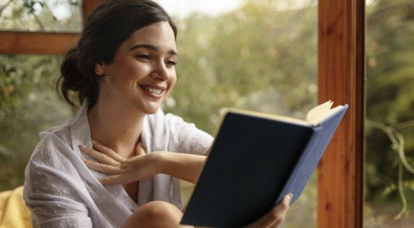 Imagem ilustrativa de mulher lendo um livro