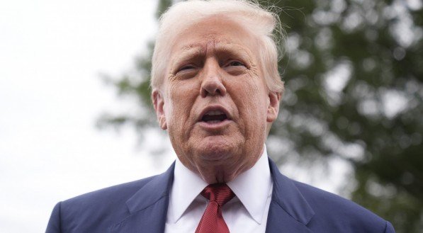 O presidente dos Estados Unidos, Donald Trump, fala com repórteres no Gramado Sul da Casa Branca, em Washington DC, nos EUA