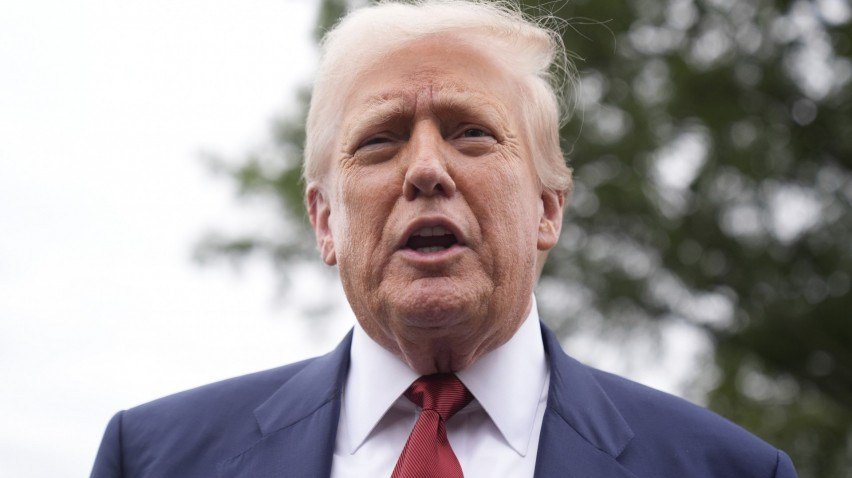  O presidente dos Estados Unidos, Donald Trump, fala com repórteres no Gramado Sul da Casa Branca, em Washington DC, nos EUA