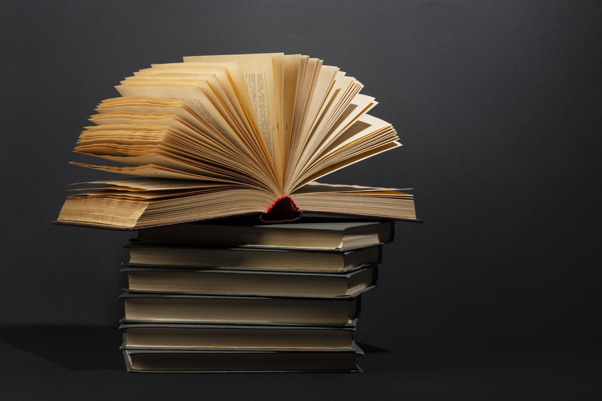 8 livros que parecem leves, mas carregam lições profundas