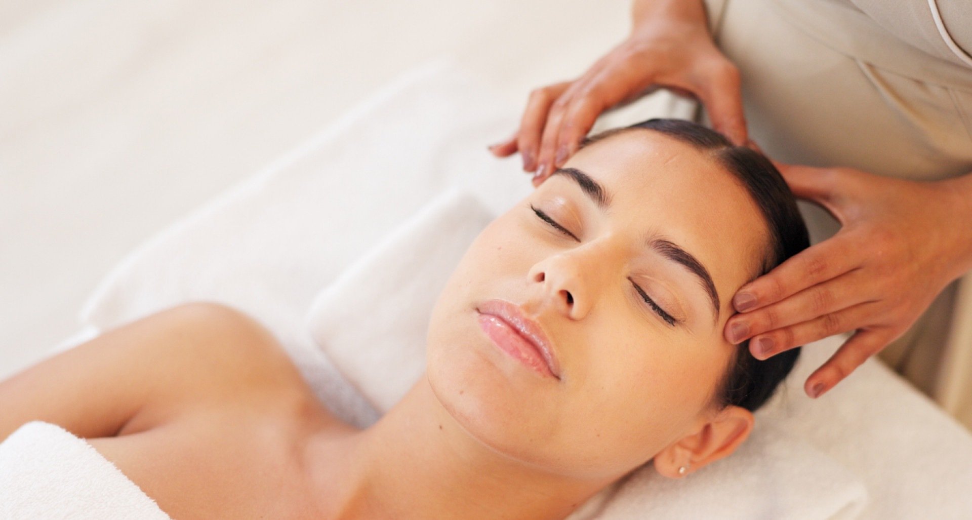 Massagens no couro cabeludo ajudam a reduzir o cortisol e fortalecem os fios