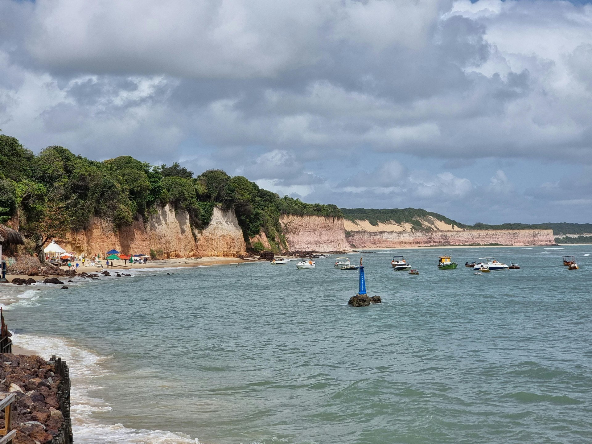 Paisagem de cartão postal: 5 cidades do Nordeste com falésias de tirar o fôlego