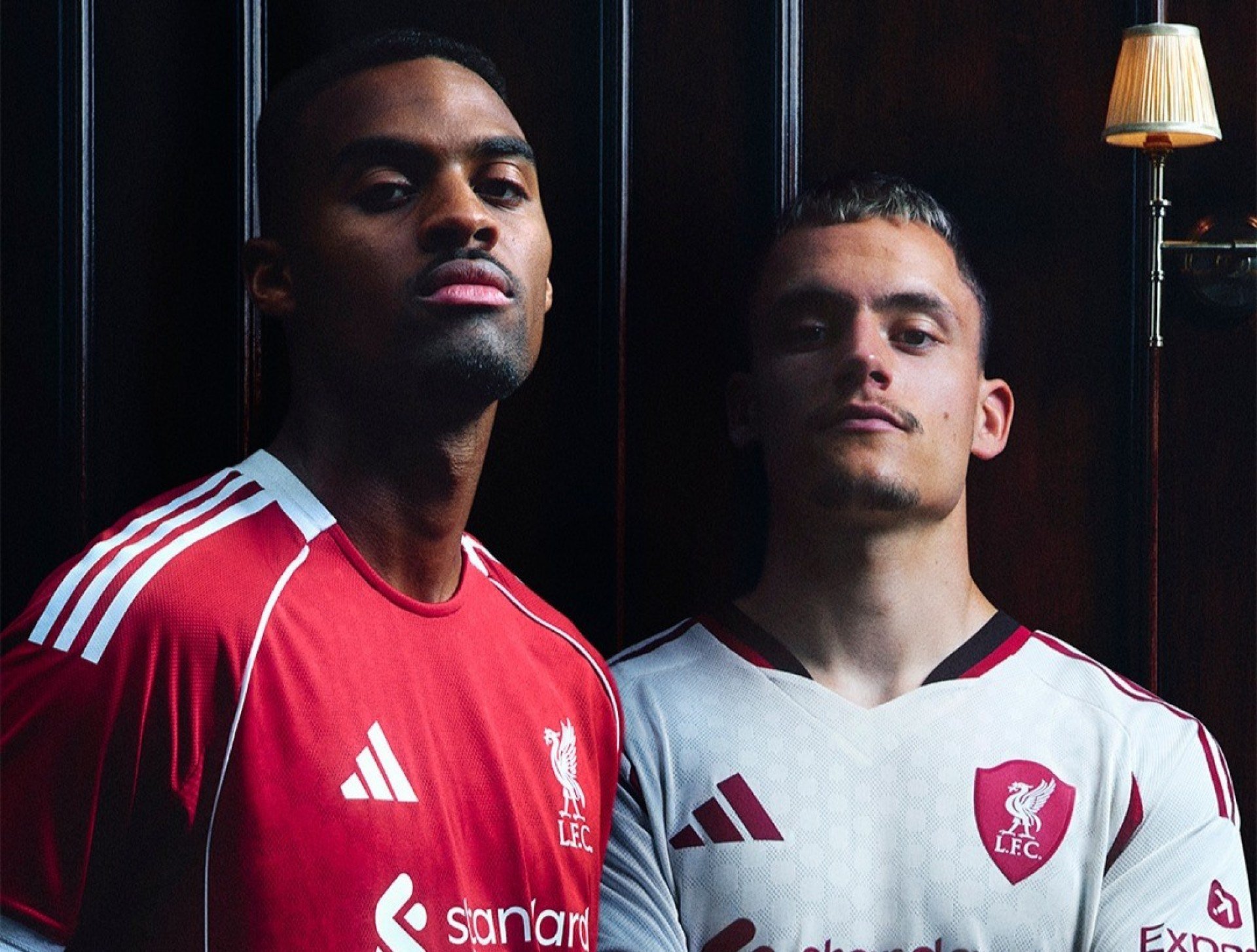 Liverpool anuncia novos uniformes e numeração oficial para a temporada 2025/26; veja imagens