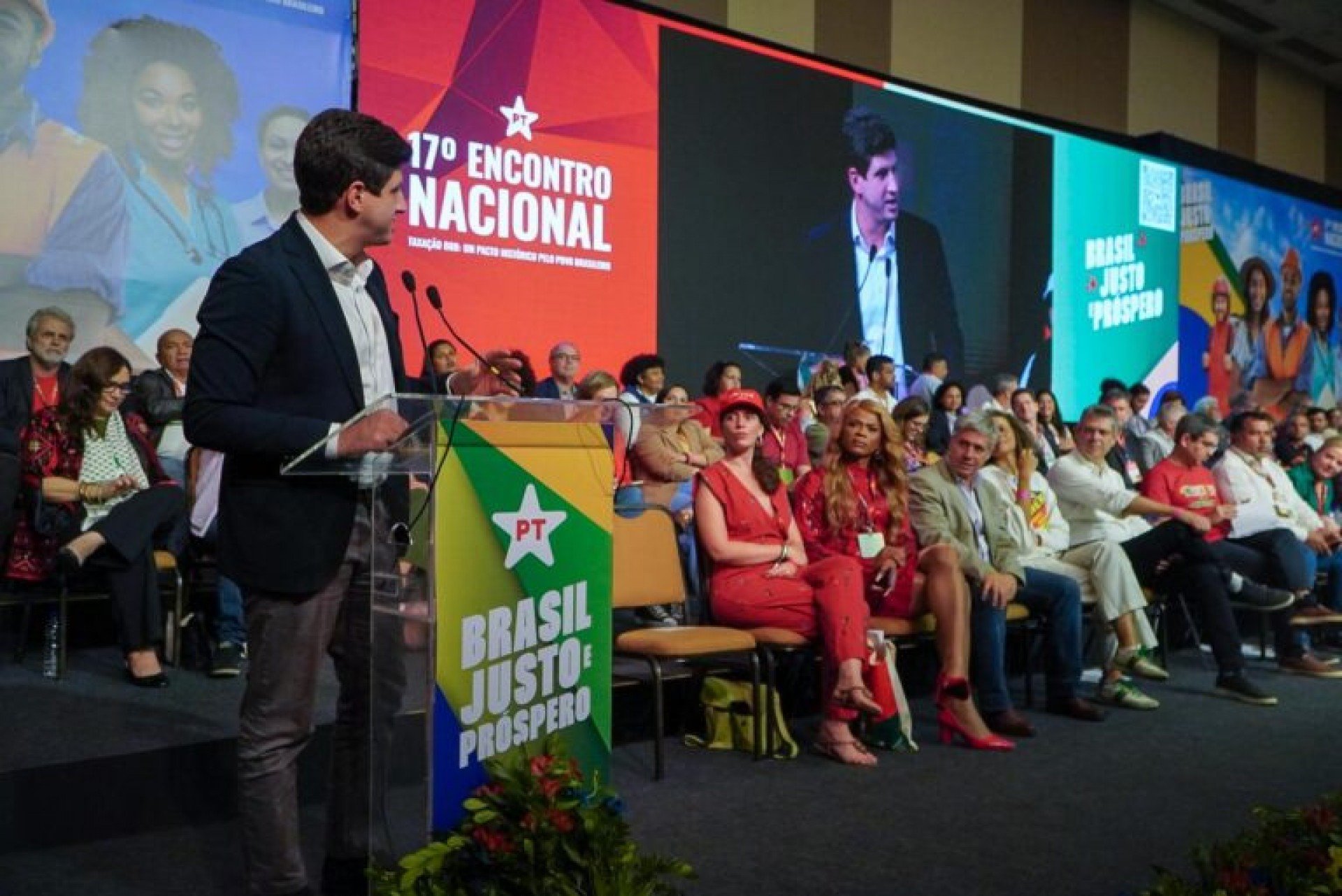 "Jamais faremos o debate rasteiro", diz João Campos ao reforçar apoio a Lula em 2026
