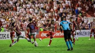 Lance da vitória do Náutico sobre o Caxias pela Série C, o último jogo do Timbu como mandante