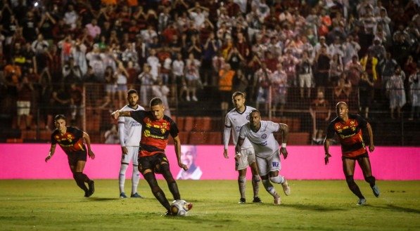Hoje no Bahia, Luciano Juba marcou dois gols na vitoria por 6 x 0 do Sport no último confronto entre as equipes na Ilha do Retiro