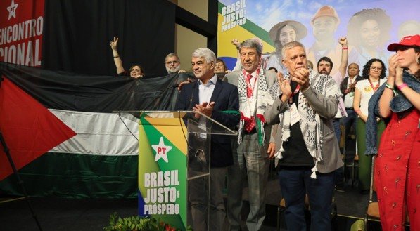 Senador Humberto Costa ao lado do embaixador da Palestina no Brasil, Ibrahim Alzeben, na abertura do Encontro Nacional do PT