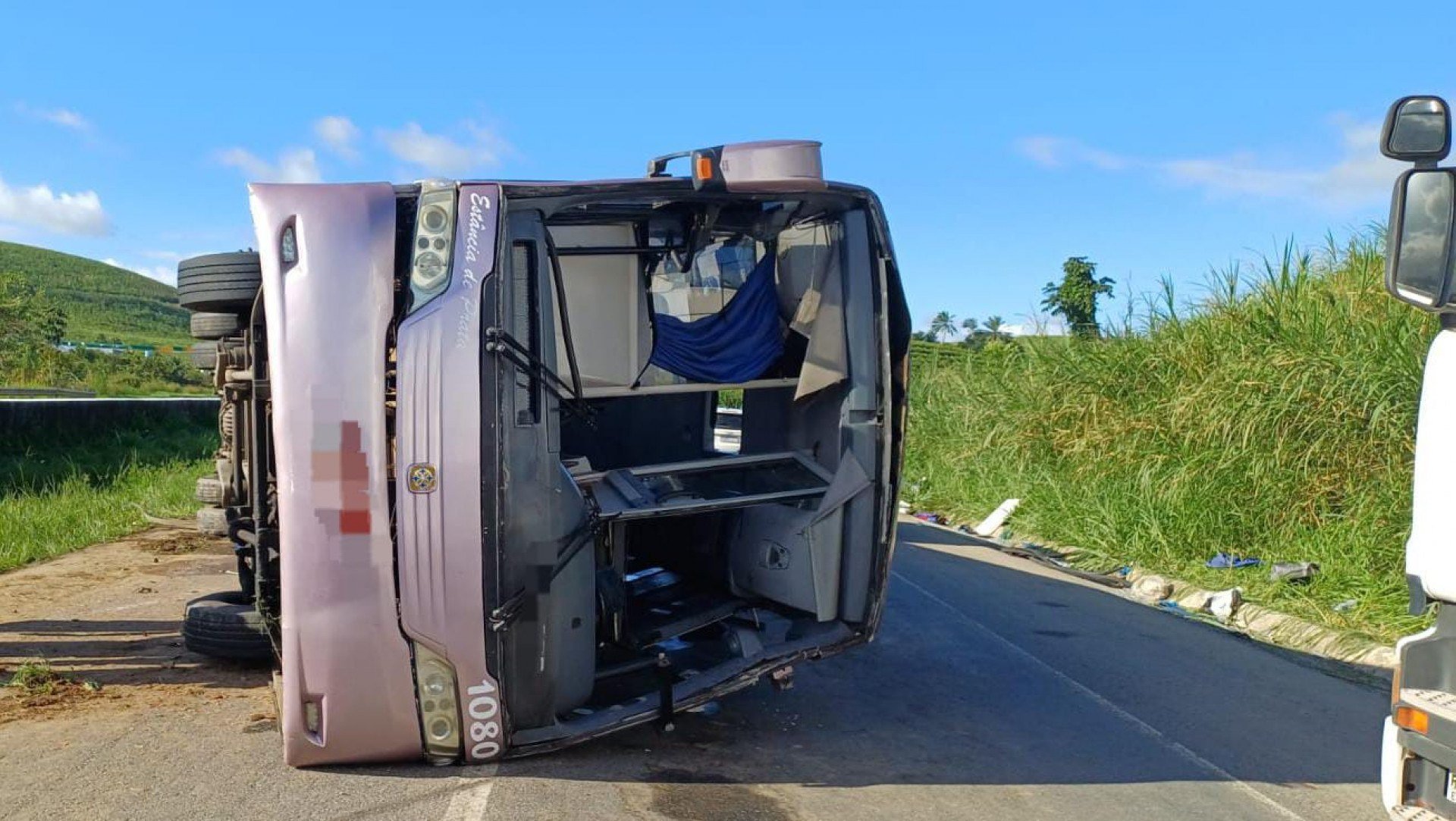 Ônibus com torcedores do Bahia tomba na BR-101 antes de jogo contra o Sport