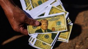 Movimentos sindicais e sociais protestam contra medidas econômicas do governo dos EUA contra o Brasil, na frente da embaixada americana em Brasília, na sexta-feira (1º)