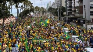 Avenida Boa Viagem, no Recife, durante protesto &quot;Reaja, Brasil&quot;, em defesa de Bolsonaro e em cr&iacute;tica a Alexandre de Moraes